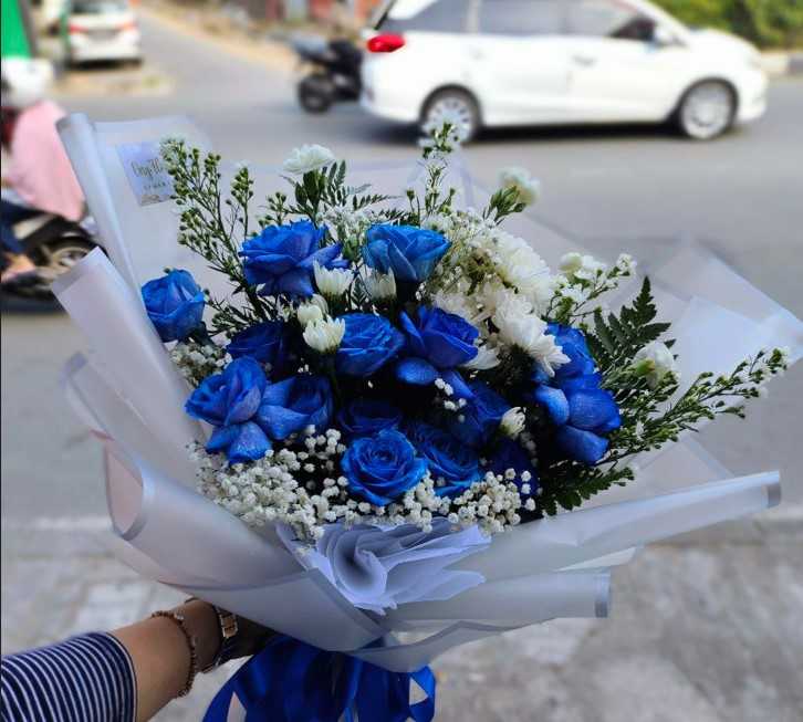 buket bunga mawar biru